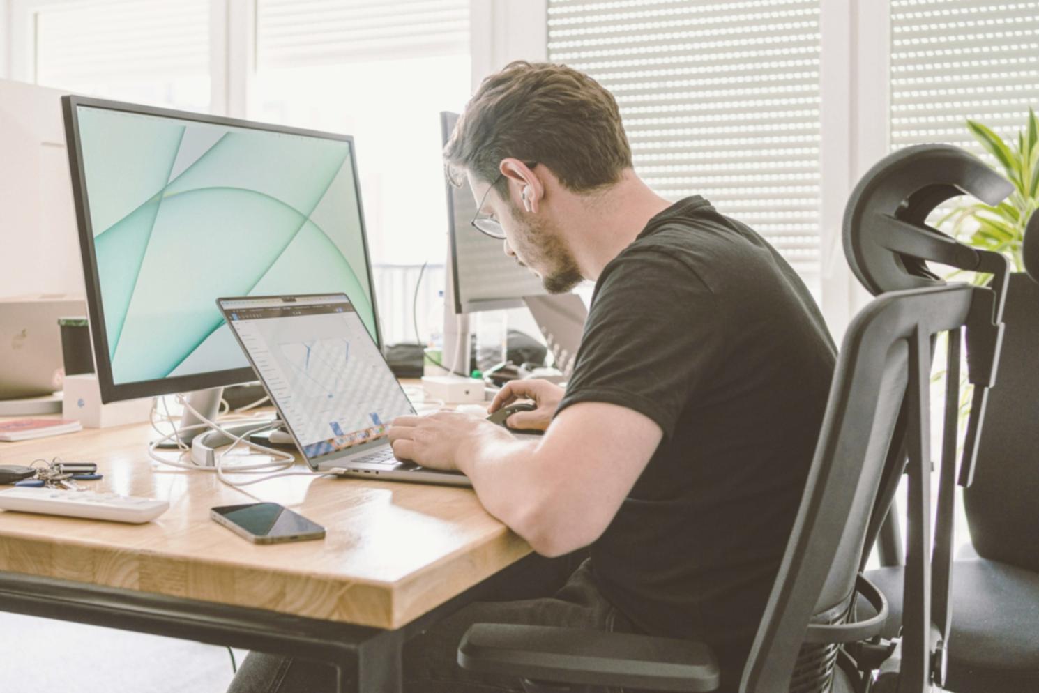 Equipo trabajando en proyecto colaborativo de análisis financiero